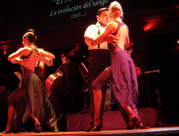 el-querandi-tango-show-buenos-aires-the-world-champions-dancing-at-the-venue
