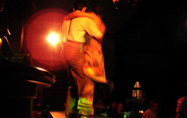 El Querandi show de tango show San Telmo pareja bailando sobre la barra