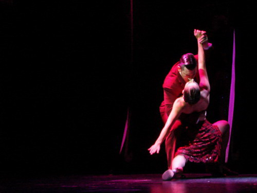 Esquina Carlos Gardel tango show pareja de tango tradicional