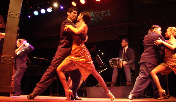 El Querandi Tango show Buenos Aires chorus line