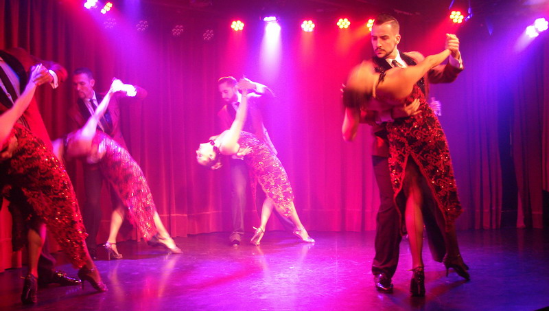 Rojo Tango Show chorus line