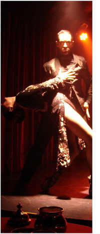 Rojo Tango Show pose sensual de Tango